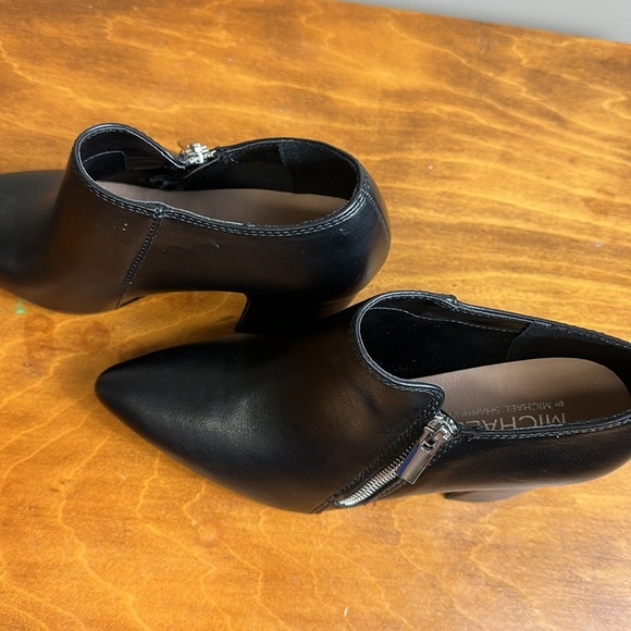 Micheal by micheal Shannon heel boots size 8 1/2 black  like new 3”heels. - Picture 4 of 9